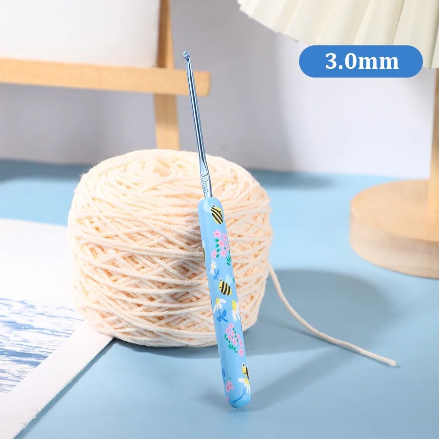1Pcs/2.0-10.0mm Little Bee Print Crochet Hooks
