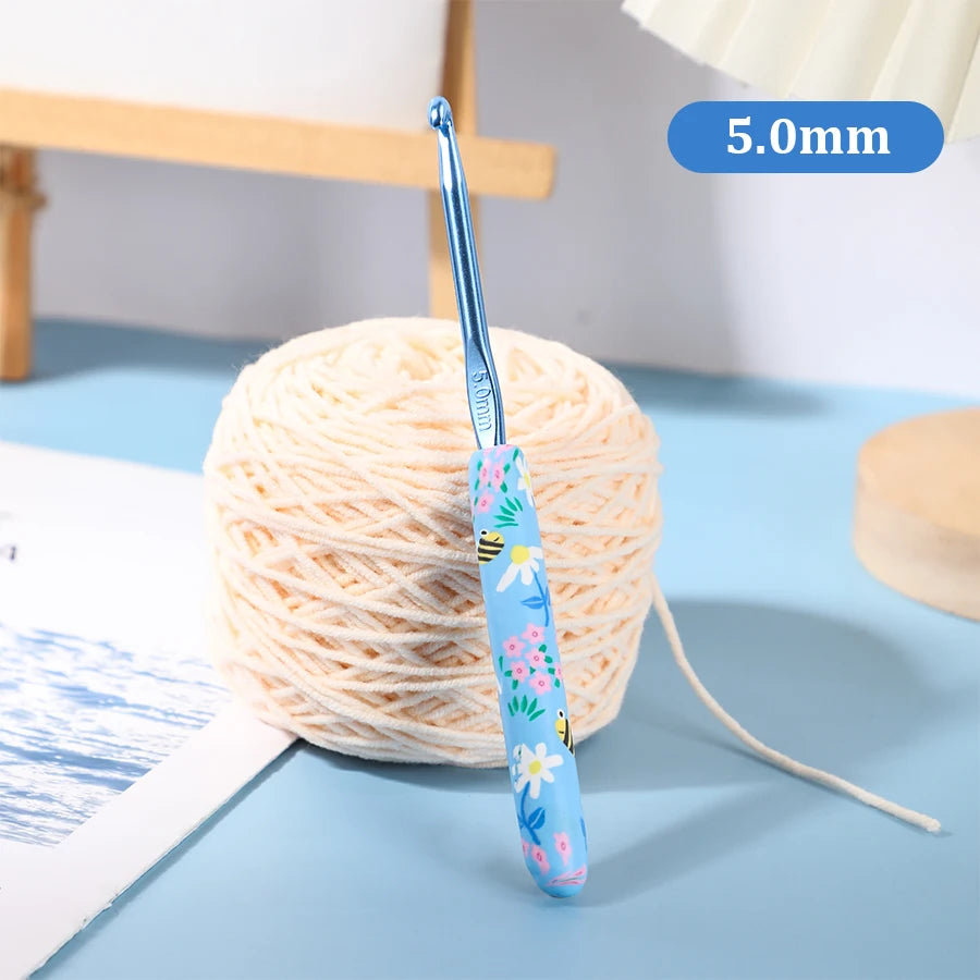 1Pcs/2.0-10.0mm Little Bee Print Crochet Hooks