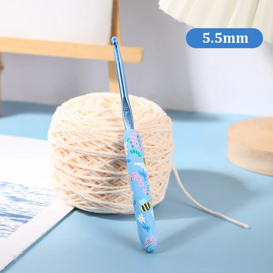 1Pcs/2.0-10.0mm Little Bee Print Crochet Hooks