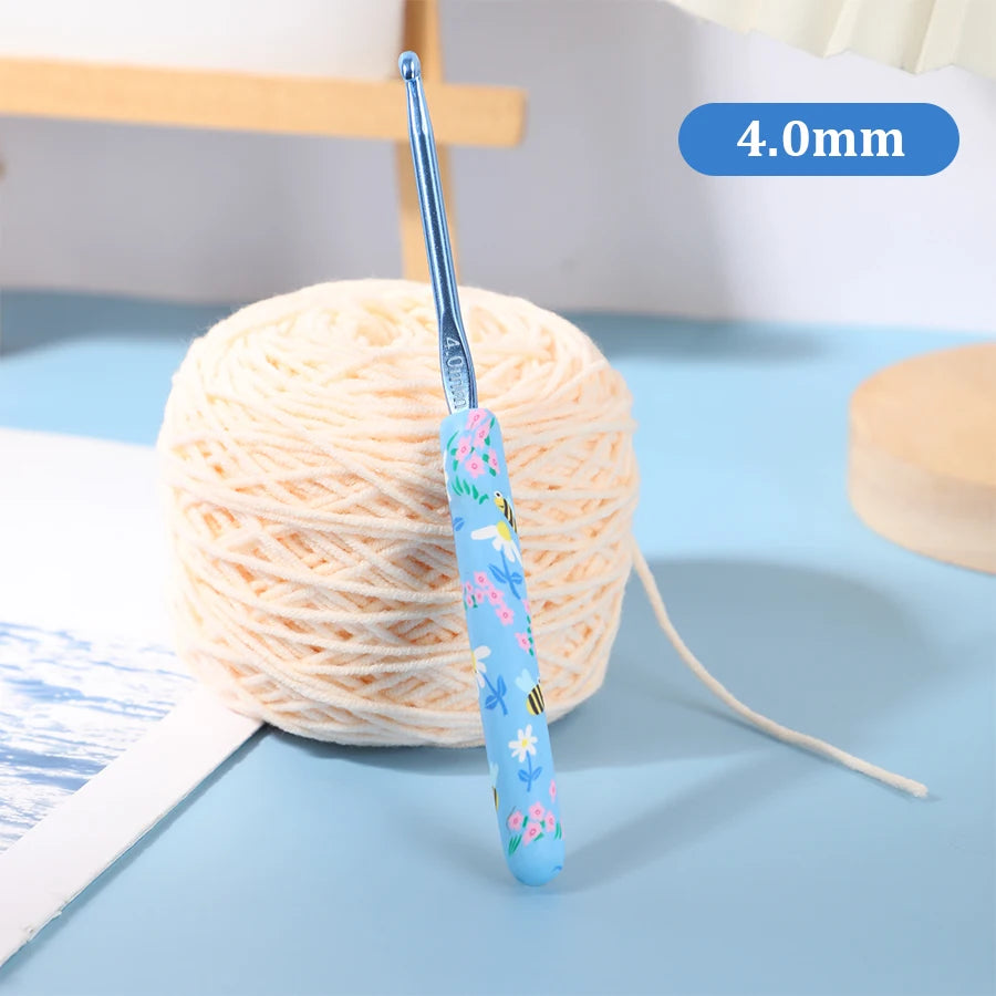 1Pcs/2.0-10.0mm Little Bee Print Crochet Hooks