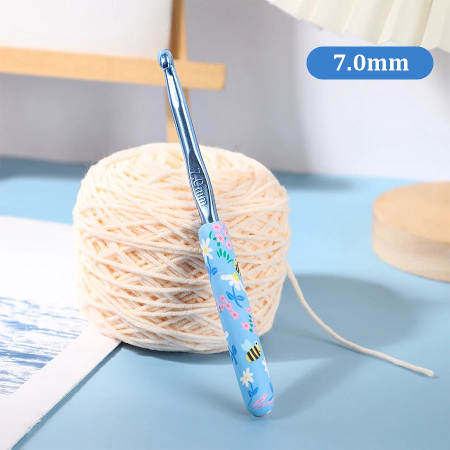 1Pcs/2.0-10.0mm Little Bee Print Crochet Hooks