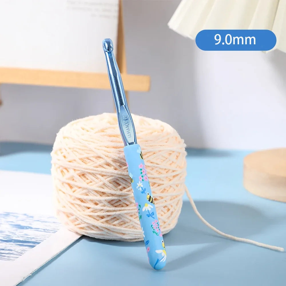 1Pcs/2.0-10.0mm Little Bee Print Crochet Hooks