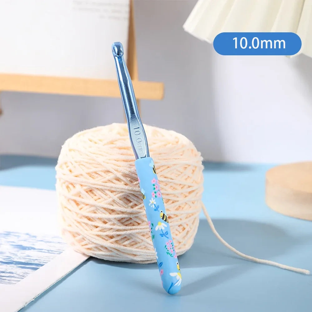 1Pcs/2.0-10.0mm Little Bee Print Crochet Hooks