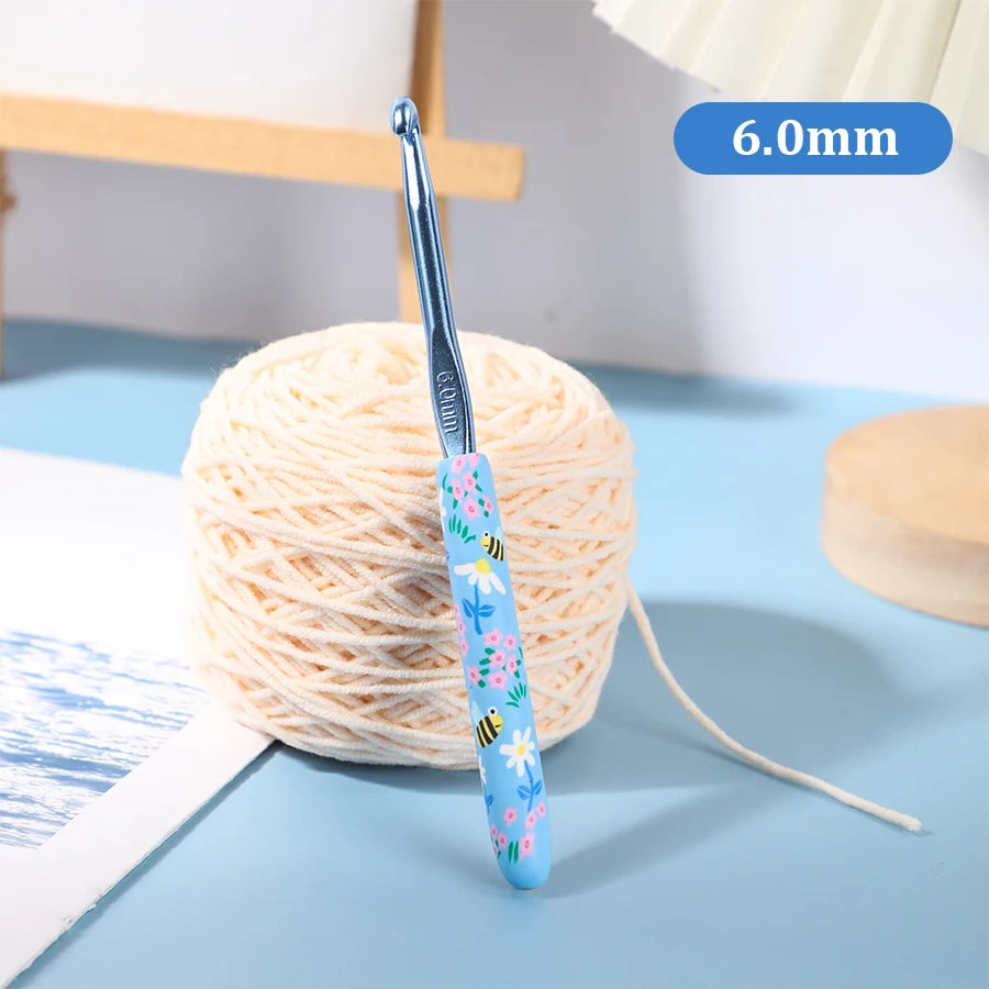 1Pcs/2.0-10.0mm Little Bee Print Crochet Hooks