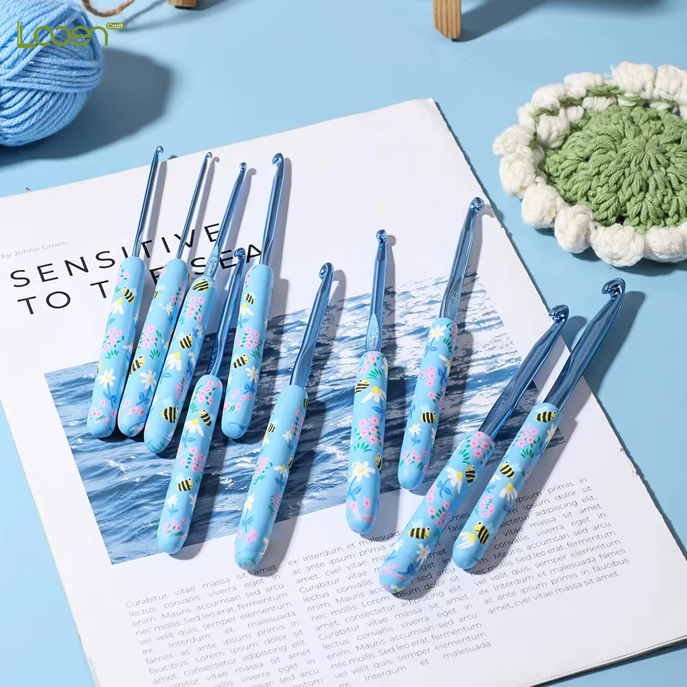 1Pcs/2.0-10.0mm Little Bee Print Crochet Hooks