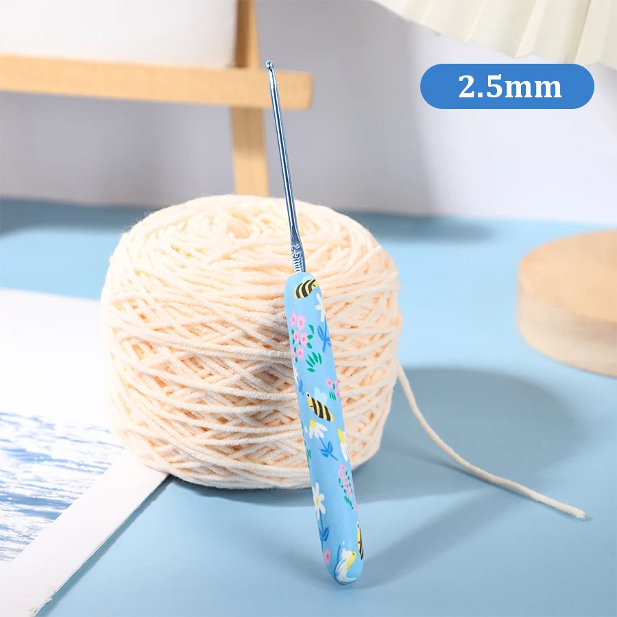 1Pcs/2.0-10.0mm Little Bee Print Crochet Hooks