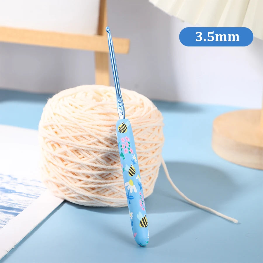 1Pcs/2.0-10.0mm Little Bee Print Crochet Hooks